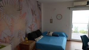 拉茨斯切Marula Apartment的一间卧室设有蓝色的床和花墙