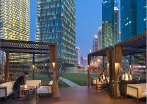 上海上海浦东文华东方酒店的两人坐在甲板上的桌子上,享有城市天际线