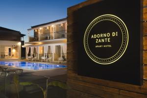 利萨基亚Adorno di Zante的一家设有游泳池的精品酒店的标志