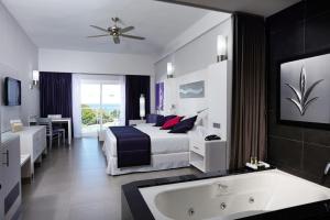 科克Riu Palace Costa Rica - All Inclusive的酒店客房配有一张床和浴缸。