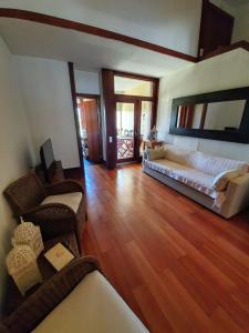 孔波尔塔T1 Troia Resort - Praia Mar的一个带床和沙发的大客厅