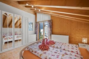 Golden Peaks Ferienhaus Valbella-Lenzerheide客房内的一张或多张床位