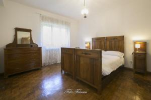萨莱马拉西诺CASA VACANZE GLI ULIVI DEL LAGO的一间卧室配有一张床、梳妆台和镜子