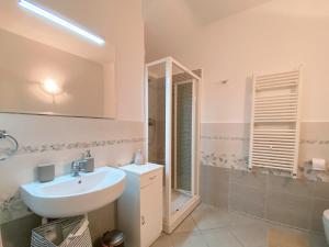 马西亚娜马里纳Apartment Rotone的白色的浴室设有水槽和淋浴。