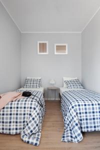 OsiekWOLNE CHWILE的两张睡床彼此相邻,位于一个房间里