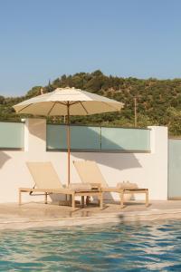 蒂锡利维Peratzada的游泳池旁的遮阳伞和椅子