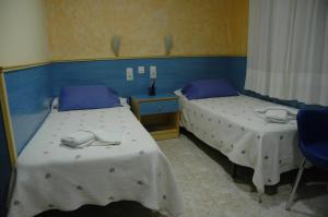 特鲁埃尔埃尔卡特洛旅馆的蓝色墙壁客房的两张床
