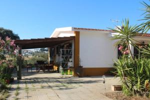 拉维Gosto do Campo的白色的房子,设有配有桌子的庭院