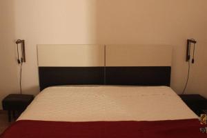 拉维Gosto do Campo的一间卧室配有一张带黑白床头板的床