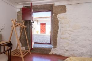 瓜尔达Quinta do Rio Noémi的一间设有一扇门的客房,可通往石墙