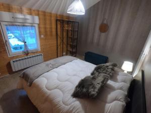 莱托利Le Flocon Vosgien的一间卧室配有一张带毛绒枕头的床。