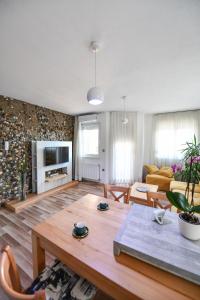 科查尼Exclusive 7- New Modern Cozy Apartment的客厅配有桌子和沙发