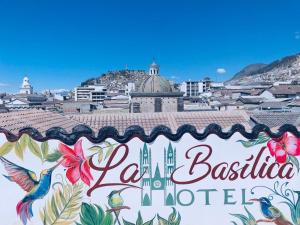 基多Hotel La Basílica Quito的从酒店的屋顶上可欣赏到城市美景