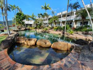 埃尔利海滩殖民地棕榈汽车旅馆的度假村前的游泳池