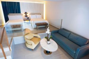 蓬塔卡纳Hard Rock Hotel & Casino Punta Cana - All Inclusive的客厅配有沙发和1张床