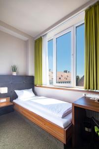 梅明根JOESEPP´S HOTEL am Schweizerberg的一间卧室设有一张床和一个大窗户