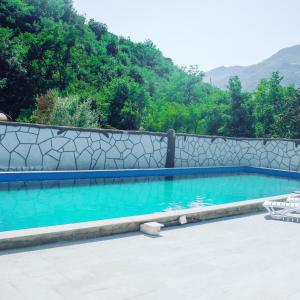 伊杰万Spitak Tun的蓝色海水和石墙的游泳池