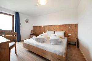 马兰扎Residence Condor Apt Eidechsspitz的卧室配有一张带白色床单和枕头的大床。
