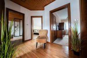 卡尔达罗Ferienhaus "La Casa"的一间带椅子的客厅和一间卧室