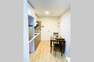 BiñanCozy Studio Type Condo with Pool的厨房以及带桌椅的用餐室。