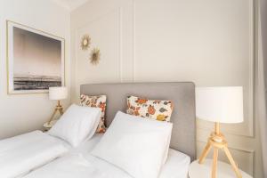 斯维诺乌伊希切Villa 44的一间卧室配有一张床和一张带两盏灯的沙发。