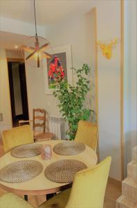 贝纳斯克Apartamento IBÓN的配有黄色椅子的餐桌和用餐室