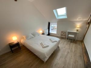布鲁瓦La MAIS'ANGE - Charmante maison proche centre的卧室配有白色的床和窗户。