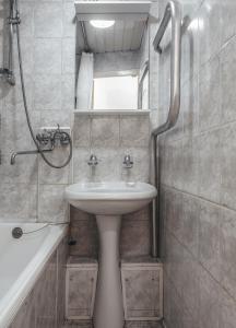 特维尔Квартира комфорт -класса у вокзала的浴室配有盥洗盆和浴缸。