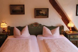 罗滕堡施皮茨韦格酒店的一间卧室配有两张带枕头的床。
