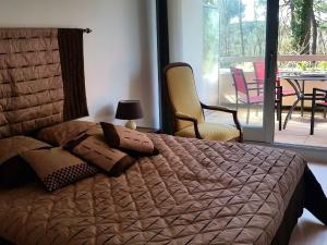 阿卡雄Appartement Panoramic的一间卧室设有一张床,享有庭院的景色