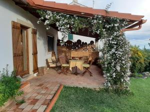 佩尼亚加西亚Casal da Serra的一个带桌子和一束鲜花的庭院