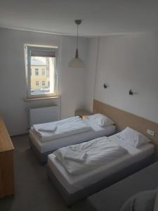 比得哥什OperaHostel的小型客房 - 带2张床和窗户