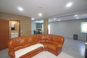 特拉什杜博鲁Casa Ferreira的客厅里一张棕色的皮沙发