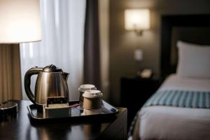 皮乌拉皮乌拉温德姆科斯塔朗晴酒店的酒店客房在床边的桌子上配有茶壶