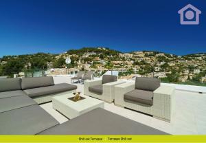 莫莱拉Solhabitat Sport的一个带沙发和椅子的庭院,享有城市美景