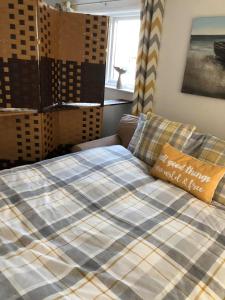 布里德灵顿SunKist Lodge的一张床上的床上,上面有毯子