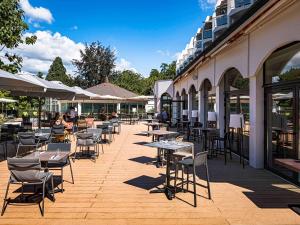 Mercure Aix-les-Bains Domaine de Marlioz Hôtel & Spa餐厅或其他用餐的地方