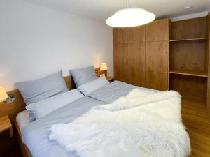 贝里斯泽尔Landhaus Renata - Wendelstein的一间卧室配有一张带白色床单的大床