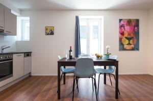 苏黎世HITrental Altstetten Apartments的厨房配有餐桌和椅子