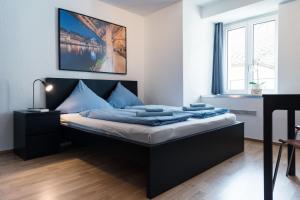 卢塞恩伊特林塔尔老城公寓的一间卧室配有一张蓝色床单