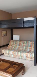 埃尔塔特索尔德天堂塔特拜克斯公寓的一间卧室配有一张木架双层床