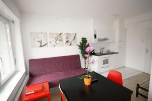 苏黎世希特斯托法彻出租公寓的客厅配有紫色沙发和桌子