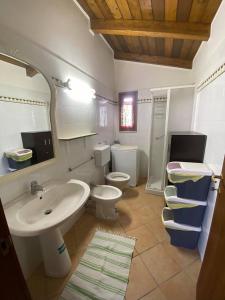 蒙特堡B&B Le Stagioni的一间带水槽和两个卫生间的浴室