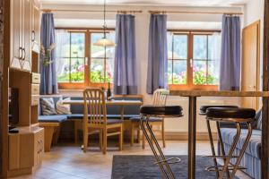 奥蒂塞伊Apartments Christa App B2的厨房以及带桌椅的起居室。