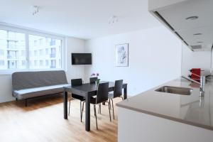 巴塞尔HITrental Basel Apartments的厨房以及带桌椅的用餐室。
