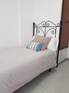 巴尔巴特Apartamento Antonio Machado的一张黑色床架和枕头