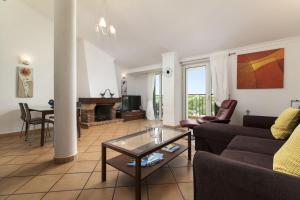 奎特里拉Vila Sol Resort 2 Bedroom Family Apartment的客厅配有沙发和桌子