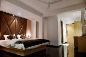 Hotel Monarch Center Point near Dahanu Beach, Bordi客房内的一张或多张床位