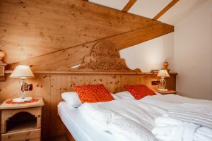 科姆梅扎杜拉RTA莫里提纳酒店的一间卧室配有一张带木墙的大床