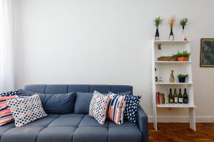 里约热内卢Adorável em Ipanema - Perto da praia - PM402 Z1的客厅配有带枕头的蓝色沙发